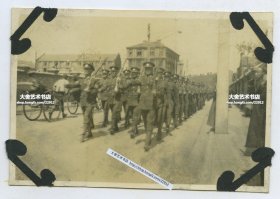 民国天津街头驻津美军士兵列队行进老照片。8.2X5.5厘米，泛银