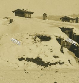 民国时期东北满洲冬季被雪覆盖的特殊的房屋建筑结构---半地穴式房屋，保暖性牢固性俱佳，东北山区地方特色民居，14.7X9.8厘米，泛银