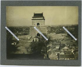 1929年鼓楼上拍摄的北京东城区地安门外大街钟楼古建筑老照片, 西侧铃铛胡同，东侧草场胡同一带民居建筑布局清晰，远处是1929年北京的天际线，美，甚至可见北侧的城墙。10X7.4厘米，泛银