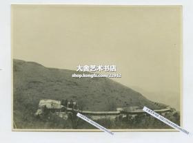 1912年北京石景山八大处青龙山福惠寺，望仙楼和聊斋壁画长廊老照片一张。10X7.5厘米，泛银。现在地面建筑几乎不存了，其曾是西山永定河文化带重要组成部分。