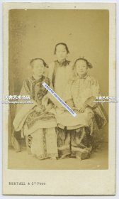 1867年巴黎世博会中国馆福建茶女----世界最早的中国茶文化使者影像, 清代蛋白名片照, 三人的名字为：周亚琴，黄氏，念亚彩。法国著名的博涛（Bertall）照相馆拍摄。