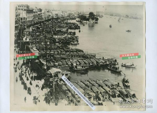1924年广东广州新堤周边停满疍家船屋小艇的珠江码头，远处可见海珠公园，25.4X20.3厘米。今天的沿江西路一带近百年前的旧貌。