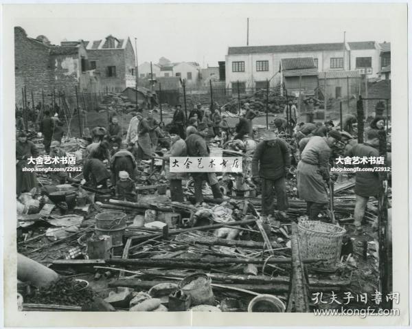 1945年1月上海棚户贫民区大火火灾后，百姓整理被烧毁的家园老照片。22.8X18.1厘米