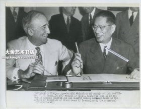 1945年美联社新闻传真照片一张，宋子文代表中国签署联合股宪章老照片一张，画面左侧是当时美国国务卿詹姆斯·弗朗西斯·伯恩斯（James Francis Byrnes）。27X20.6厘米。宋子文出生于上海，早年毕业上海圣约翰大学。后去美国哈佛大学攻读经济学，获硕士学位，继入哥伦比亚大学，获博士学位。曾任国民政府财政部长，外交部长，联合国中国首席代表