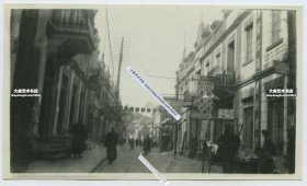 民国山东烟台朝阳街老照片一张，可见王子安牙医士的广告牌。11X6.6厘米, 泛银。