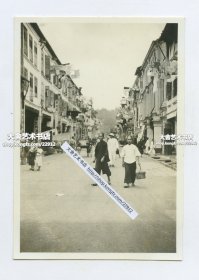 民国南方市街街景骑楼老街老照片一张，可能是江门，汕头，厦门，肇庆，海南一带。8.4X5.8厘米，泛银