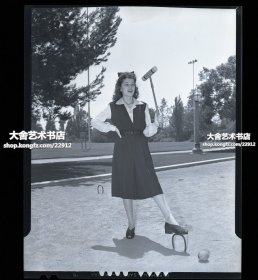 1960年代美国商业广告摄影，女子槌球原版胶片底片一张。它起源于法国，是旧时法国的一项体育运动。20世纪30～40年代，槌球游戏传到中国。又称门球。专业出版级商业5X4英寸高清底片原件，唯一母片，版权摄影作品。12.3X9.8厘米。