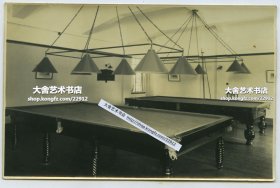 民国香港齐乐会Cheero Club 俱乐部台球室内景老照片一张，该俱乐部于 1935 年成立，为驻香港的英国军队提供娱乐和休闲设施。创始人之一是香港特别行政区行政会议非官守议员Philip Stanley Cassidy 。14.1X9.1厘米，泛银。访问香港的索福克号军官所拍摄 (HMS Suffolk)