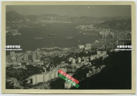 1962年12月30日香港维多利亚山上远眺维港港湾和九龙局部老照片一张。12.9X9厘米