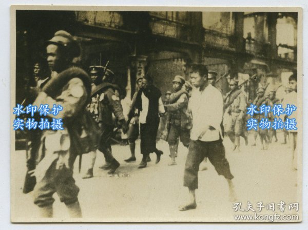 1927年广州起义历史老照片--押送革命者。国民党军重占广州后，对未及撤离的起义军、工人赤卫队和拥护革命的群众，进行了血腥的镇压，惨遭杀害死者达5000余人。9.2X6.9厘米，泛银