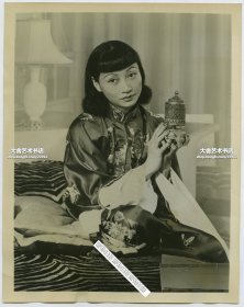 1957年美籍华裔著名女影星黄柳霜穿中国传统汉服，手持铜香薰，唯美摄影肖像照片，22.8X18厘米, 背面有1957年1月28日的戳记，距今已66年了。