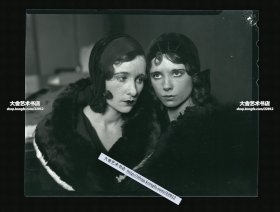1930-1940年代专业摄影师拍摄传神二位年轻女子肖像，姐妹花合影原版底片一张。专业出版级商业5X4英寸高清底片原件，唯一母片，版权摄影作品。12.3X9.8厘米。