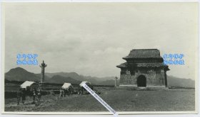 1920年5月25日北京昌平十三陵碑亭、华表老照片，可见当地百姓用滑竿抬着游客游览，百年前的昌平旅游业。14.1X8.2厘米