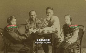 清末民国时期立体照片-- ----清代早餐餐桌旁的中国人，南方人喝粥类食品或早茶。席间女子一天足一金莲，照片拍摄于中国晚清时代更迭之际