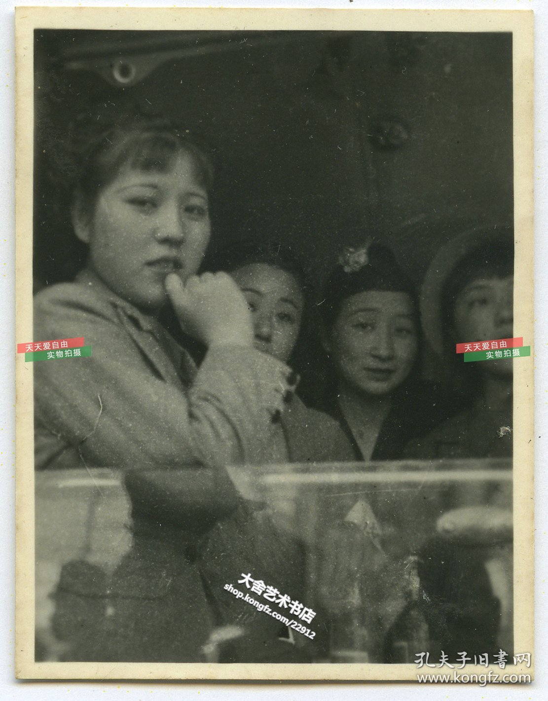 民国日军侵华时期，坐在卡车上的中国和日本年轻女人老照片。5.8X4.4厘米，泛银
