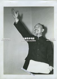 1950-1960年代诗人柯仲平大幅老照片一张。柯仲平出生于云南文山州广南县。原名柯维翰，中国现代诗人、社会活动家、戏剧家，中国作家协会原副主席。25.5X19厘米