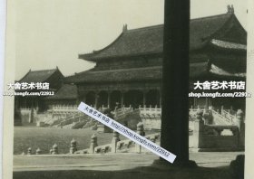 民国时期北京紫禁城故宫太和门老照片一张，由东配殿向西北方向拍摄，摄影角度构图脱俗。10.9X6.4厘米，泛银