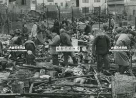 1945年1月上海棚户贫民区大火火灾后，百姓整理被烧毁的家园老照片。22.8X18.1厘米