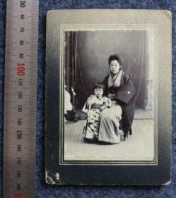 清末日本照相馆拍摄母女二人合影老照片，整件照相馆卡纸为13.2X9.4厘米，照片9.7X6.8厘米