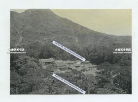 清代福建福州涌泉寺俯瞰全景老照片。涌泉寺为闽刹之冠，寺院建在海拔455米的鼓山山腰，占地约1.7公顷，前为香炉峰，后倚白云峰，有“进山不见寺，进寺不见山”的奇特建筑格局，涌泉寺始建于783年，初名华严寺。14X10厘米。