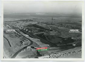 1974年正在建设中的中国台湾省台中港全貌老照片。旧称梧栖港，位于台中市清水区。 港口背向大肚山，滨临台湾海峡，于1982年完成港湾建设，为十大建 设的重要工程之一，与高雄港、花莲港、基隆港同为本省四大国际港。17.7X12.8厘米