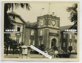 民国上海徐家汇观象台老照片，主楼顶部1910年改成铁塔，高35米，顶端装贝克莱风速仪。 徐家汇观象台是一座集气象、天文、地磁等于一体的观象台，曾被誉为远东气象第一台, 全球第一批开始从事气象工作的机构之一。10.3X8厘米，泛银