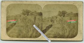 清末民国时期立体照片------1858年皮埃尔·约瑟夫·罗西耶拍摄的广东广州西侧城门蛋白立体照片，目前收藏市场出现的最早的中国原版照片。