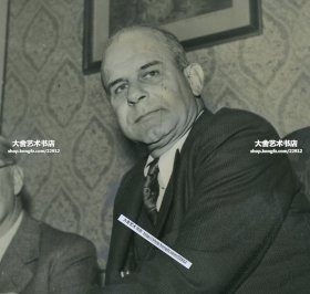 1946年杜立特将军肖像老照片。1943年美国为报复珍珠港事件而空袭日本东京在内的数座城市。杜立特是美国老牌飞行员，时任美国陆军航空兵中校，是此次任务的策划和指挥者之一，因此史称“杜立特空袭”。这批飞行员完成空袭后都迫降在中国浙江与江西的数个村落。中国人民为营救美国飞行员们付出了极为惨重的代价。日军为此疯狂报复，屠杀了约25万中国平民和7万名士兵。23.9X18.2厘米