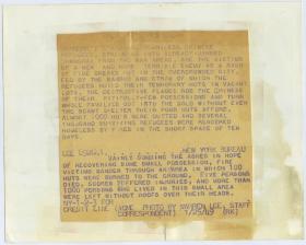 1945年1月上海棚户贫民区大火火灾后，百姓整理被烧毁的家园老照片。22.8X18.1厘米