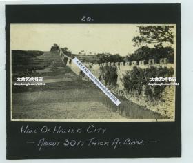 民国山东威海卫卫城西门外景观老照片，拍摄于1926年3月左右，西门名为迎宣门，此处为奈古山山麓，照片描述记录此处城墙厚30英寸，大约76厘米。照片自身尺寸为14X8.3厘米, 泛银，粘贴在14.7X13厘米的册页纸卡上。背面还粘有一张1926年3月L4级潜艇的照片