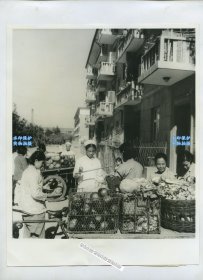 1963年北京东城区龙潭湖新建居民小区的流动蔬菜店老照片。时光荏苒，已经六十多年过去了。25.5X20.5厘米。