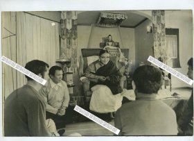 1974年7月藏传佛教第42任大德，拿望贡噶罗卓旺秋仁千吉美听列，在日本京都左京讲法照片一张，藏族，其又称萨-迦崔津、崔津法王、天津法王。29.2X19.3厘米。