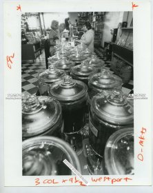 1982年美国华盛顿哥伦比亚特区宾夕法尼亚大道（Pennsylvania Avenue）4130号的茶叶和咖啡联合商店内景老照片，售卖茶叶和咖啡。25.4X20.3厘米