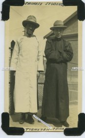 民国时期天津两名长衫年轻学生合影老照片。11.1X6.7厘米，泛银