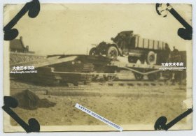 民国时期美军在天津火车站，从货车之上卸载军用卡车老照片。7.8X5.3厘米，泛银