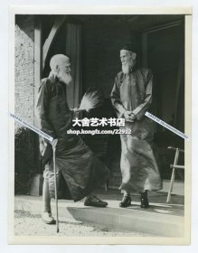 1949年著名爱尔兰剧作家，诺贝尔奖获得者乔治·伯纳德·肖 (萧伯纳) 身着中式长袍，手持羽扇，与同穿长袍的老朋友-87岁香港实业家何东爵士聊天老照片。何东爵士Robert Ho Tung Bosman 是香港第一任首富、慈善家，超级富豪，其创立的何启东家族是英治时期的香港第一望族。23.3X17.8厘米