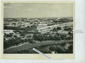 1964年10月北京北海琼华岛之上向东南俯瞰城市全景老照片一张，正中是紫禁城故宫，其北侧是景山前街，西侧是北长街。远处可见历史博物馆已经建成，六十年前的北京地图级影像，新旧建筑混合，当时摄影设备稀缺，这种全景片留下的极少。22.7X17.9厘米。