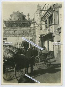 1945年天津老照片，根据记载可能拍摄于西马路一带，可见为欢迎盟军接管天津的临时庆祝牌楼，一侧路边是“义华金银首饰商店”，义华金店。10X7.3厘米，泛银。