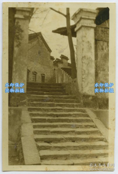 民国江苏扬州园林街巷台阶入口老照片。12.1X8.1厘米，泛银。