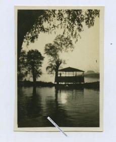 民国湖边落日风光老照片。6.6X4.6厘米，泛银