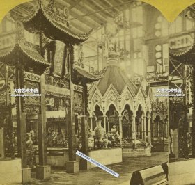 1876 年美国历史上的第一次世界博览会, 美国费城世博会的大厅，大清国展区中式牌楼建筑入口。中国是参展国之一，但没有独立的中国馆建筑，在主展厅中拥有“大清国”展区-