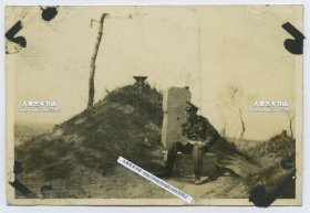 民国驻天津美军不懂中国风俗，坐在墓碑前留影老照片。8.3X5.6厘米，泛银