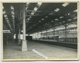 1950年代马来西亚吉隆坡火车站老照片，吉隆坡站1910 年建成。8.6 X6.7厘米，泛银。