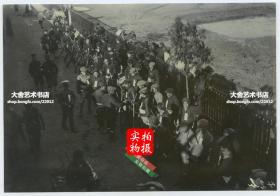 1911年辛亥革命湖北汉口武昌起义，革命军在武昌火车站现场招募新兵，新加入的士兵胸前挂有文字布条徽致。14.2X9.8厘米