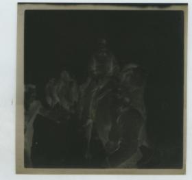 1946年北京北平军事调处执行部（简称“军调部”）的美军军官和赶骆驼交通运输队的把式小哥胶片底片一张。6厘米×6厘米。泛银。
