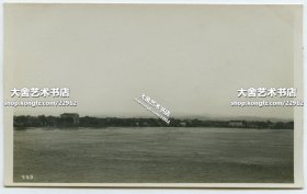 民国长江湖北黄石港岸边民居建筑全景老照片。1919-1921年英国霍金斯号重巡洋舰H.M.S Hawkins 长江巡航留影之一。13.7X8.5厘米，泛银。