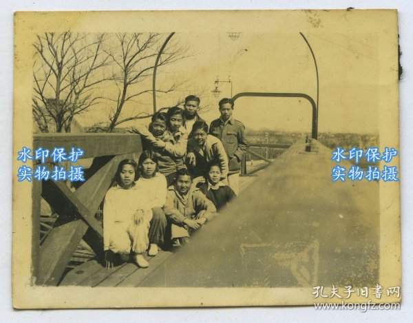 民国上海市嘉定区南翔火车站跨铁轨天桥上青年合影老照片。6.1X4.6厘米，泛银