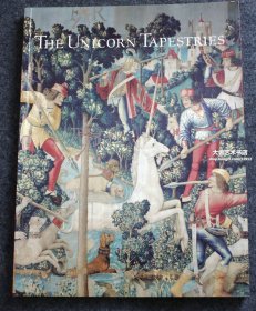1998年英文原版 THE UNICORN TAPESTRIES AT THE METROPOLITAN MUSEUM OF ART 大都会艺术博物馆的独角兽挂毯.七幅精美的挂毯中的每一幅都以大型彩色版画复制而成，并带有丰富的色彩细节。它们于 1495-1505 年在荷兰创作，包含极其令人难忘的图像——从脆弱的独角兽和猎人的个性化面孔到自然描绘的动植物。