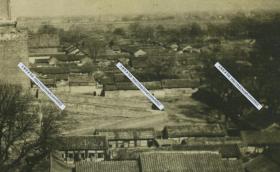 1929年鼓楼上拍摄的北京东城区地安门外大街钟楼古建筑老照片, 西侧铃铛胡同，东侧草场胡同一带民居建筑布局清晰，远处是1929年北京的天际线，美，甚至可见北侧的城墙。10X7.4厘米，泛银