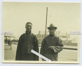 1920年代中国江苏染坊老板合影老照片。10.3X8厘米，泛银。整组照片和当时美国杜邦公司向中国传统染坊推广“阴丹士林”靛蓝染料的商业调查和活动有关。